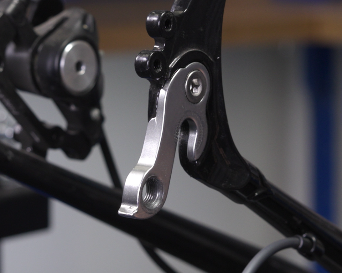 Derailleur hanger